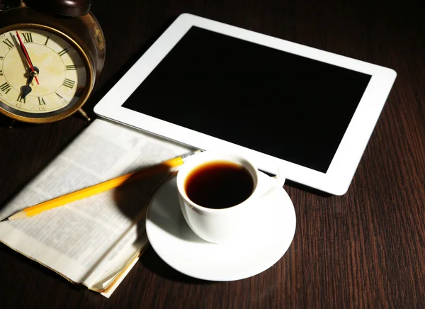 Tablet, gazete, fincan kahve ve çalar saat ahşap tablo