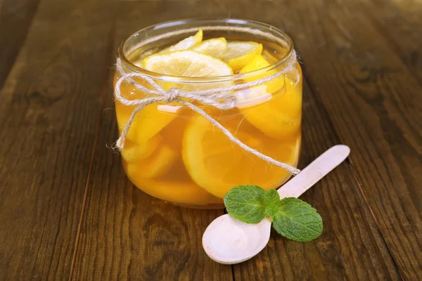 Вкусный лимонный джем на столе крупным планом — стоковое фото
