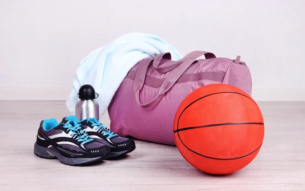 Saco de esportes com equipamentos esportivos no ginásio — Fotografia de Stock
