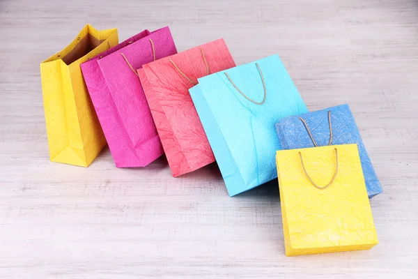 Işık arka plan üzerinde renkli alışveriş torbaları — Stok fotoğraf