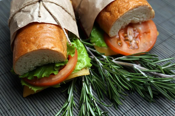 Čerstvé a chutné sendviče na bambusové pozadí — Stock fotografie