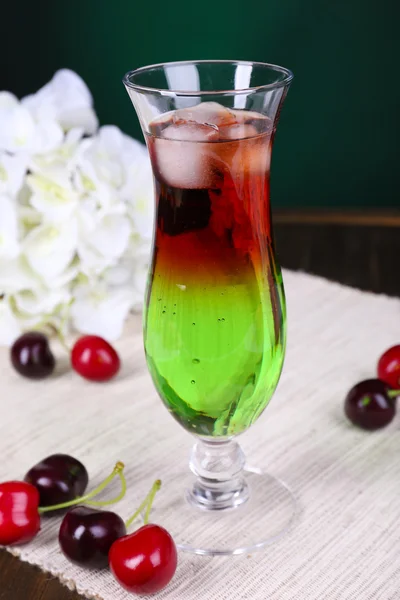 Glas Cocktail auf Tisch auf dunkelgrünem Hintergrund — Stockfoto
