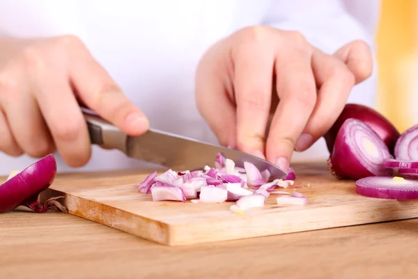 Female hands cutting bulb onion, close up — Stock Photo, Image