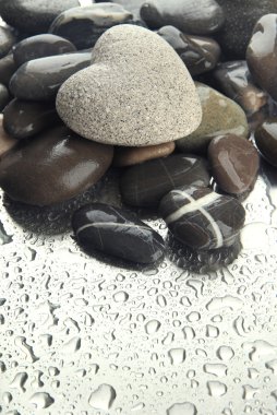 açık renkli üzerinde kalp şeklinde gri taş