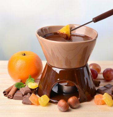 çikolata fondü meyve üzerinde açık renkli ahşap tablo