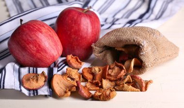 kurutulmuş elma ve Beyaz ahşap zemin üzerinde taze elma