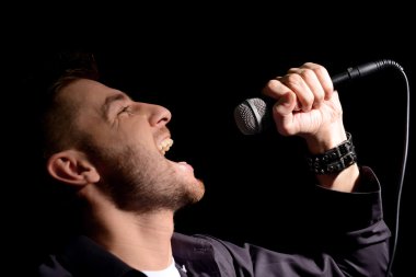 genç müzisyen, şarkı gri arka plan üzerinde