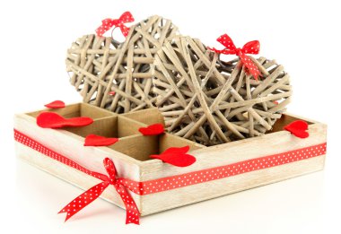 Beyaz arka plan üzerinde izole, ahşap tabut kalbimizde