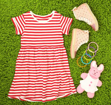 güzel bir elbise ve lastikbotlar yeşil halı üzerinde küçük kız için