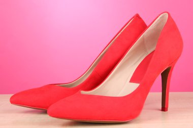 güzel kırmızı Bayan Ayakkabı, pembe bir arka plan üzerinde