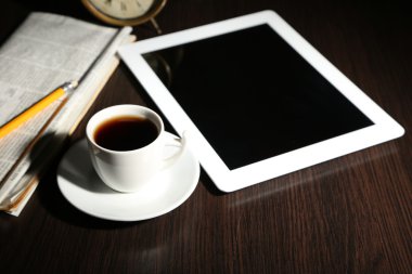 Tablet, gazete, fincan kahve ve çalar saat ahşap tablo