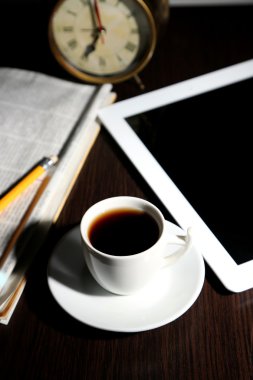 Tablet, gazete, fincan kahve ve çalar saat ahşap tablo
