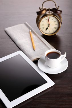 Tablet, gazete, fincan kahve ve çalar saat ahşap tablo