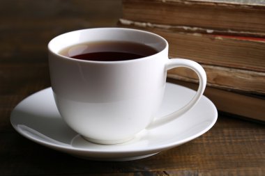 fincan çay tablo kitapları ile yakın çekim