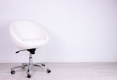 beyaz zemin üzerine odada modern sandalye