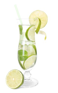 limon ve nane üzerinde beyaz izole kokteyl bardak