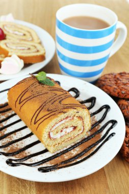 Fincan çay ve tatlı yakın çekim