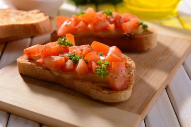 Kesme tahtasında domatesli lezzetli bruschetta.