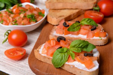 Kesme tahtasında domatesli lezzetli bruschetta.