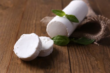 lezzetli bushe peyniri Fesleğenli ahşap tablo