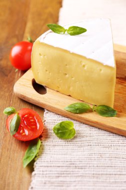 lezzetli peyniri peynir domates ve fesleğen, ahşap tablo
