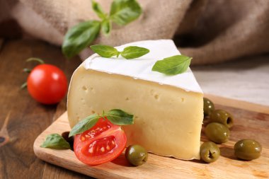 lezzetli camembert peyniri domates, zeytin ve fesleğen, ahşap tablo