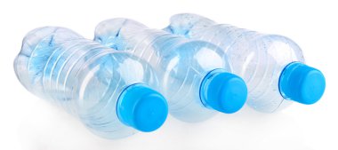 Beyaz üzerine izole plastik şişeler