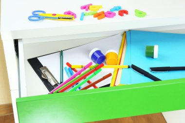 okul malzemeleri açık çekmece içinde yakın çekim