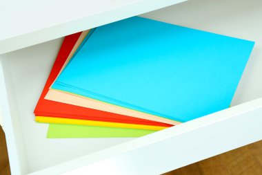 renkli kağıt açık çekmece içinde yakın çekim