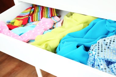 Açık çekmece giysileri ile yakın çekim