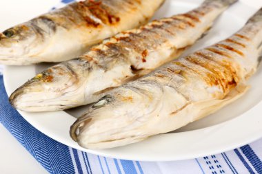 Nefis ızgara balık plaka üzerinde tablo yakın çekim