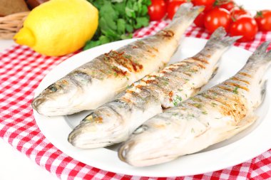 Nefis ızgara balık plaka üzerinde tablo yakın çekim