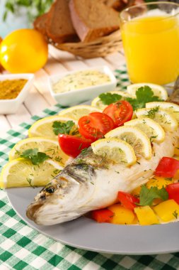 Nefis ızgara balık plaka üzerinde tablo yakın çekim