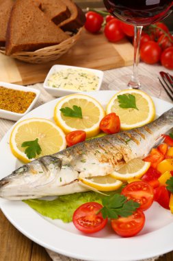 Nefis ızgara balık plaka üzerinde tablo yakın çekim