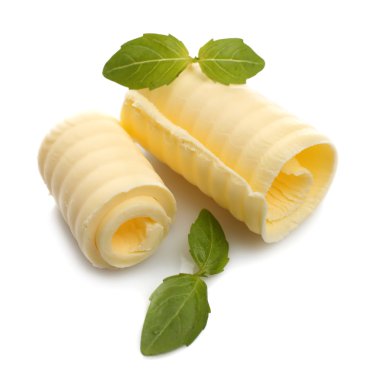 taze tereyağı üzerine beyaz izole Fesleğenli bukleler