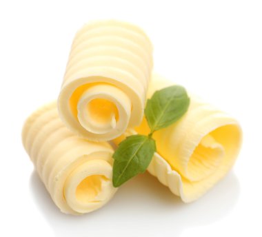 taze tereyağı üzerine beyaz izole Fesleğenli bukleler