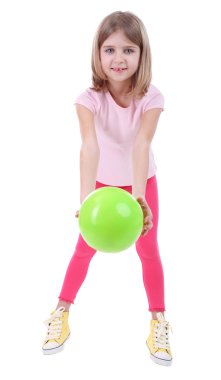 güzel küçük bir kız üzerinde beyaz izole egzersizleri yapıyor