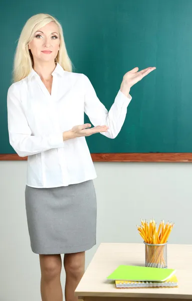 Professora da escola perto de quadro negro em sala de aula — Fotografia de Stock