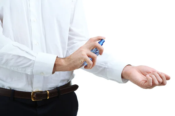 Beau jeune homme utilisant un parfum isolé sur blanc — Photo