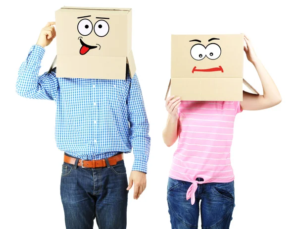 Couple avec des boîtes en carton sur la tête isolé sur blanc — Photo