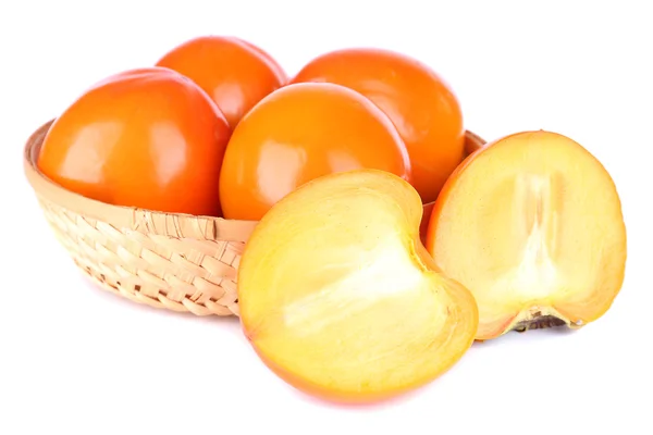 Dojrzałe persimmons w wiklinowym koszu na białym tle — Zdjęcie stockowe