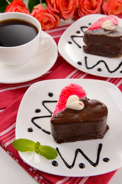 Zoete taartjes met chocolade op plaat op tabel close-up — Stockfoto