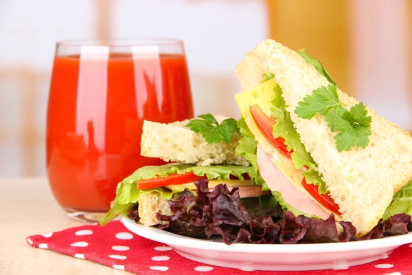 Vers en smakelijk broodjes op plaat op tafel op lichte achtergrond — Stockfoto