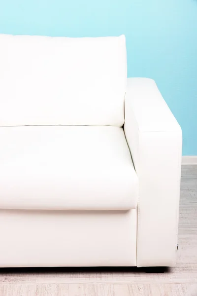 Weißes Sofa in Nahaufnahme im Zimmer auf blauem Hintergrund — Stockfoto