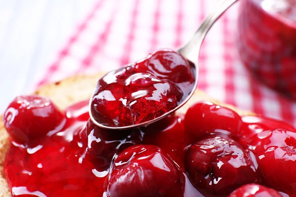 Delicioso brindis con mermelada en primer plano de la mesa — Foto de Stock