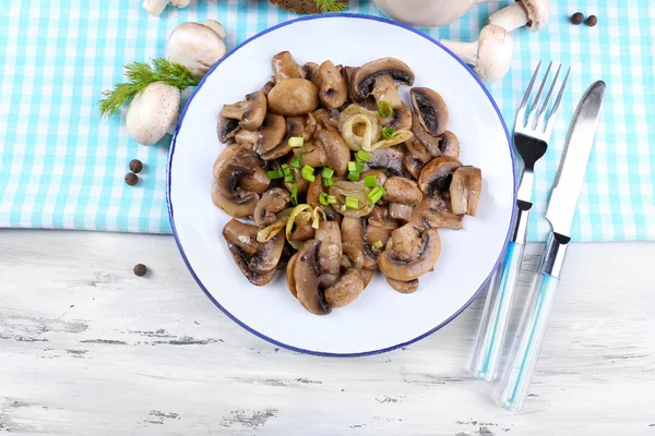 Délicieux champignons frits sur assiette sur table close-up — Photo