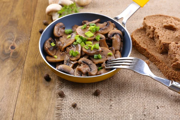 Delicious fried mushrooms in pan on table close-up — Stock Photo, Image