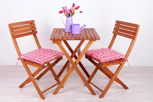 Zahradní židle a stůl na bílém pozadí — Stock fotografie