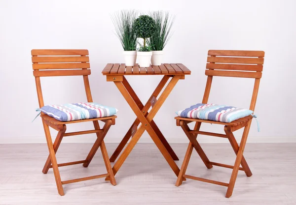 Zahradní židle a stůl na bílém pozadí — Stock fotografie