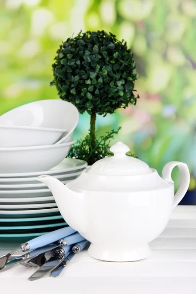 Schone gerechten op tafel op natuurlijke achtergrond — Stockfoto